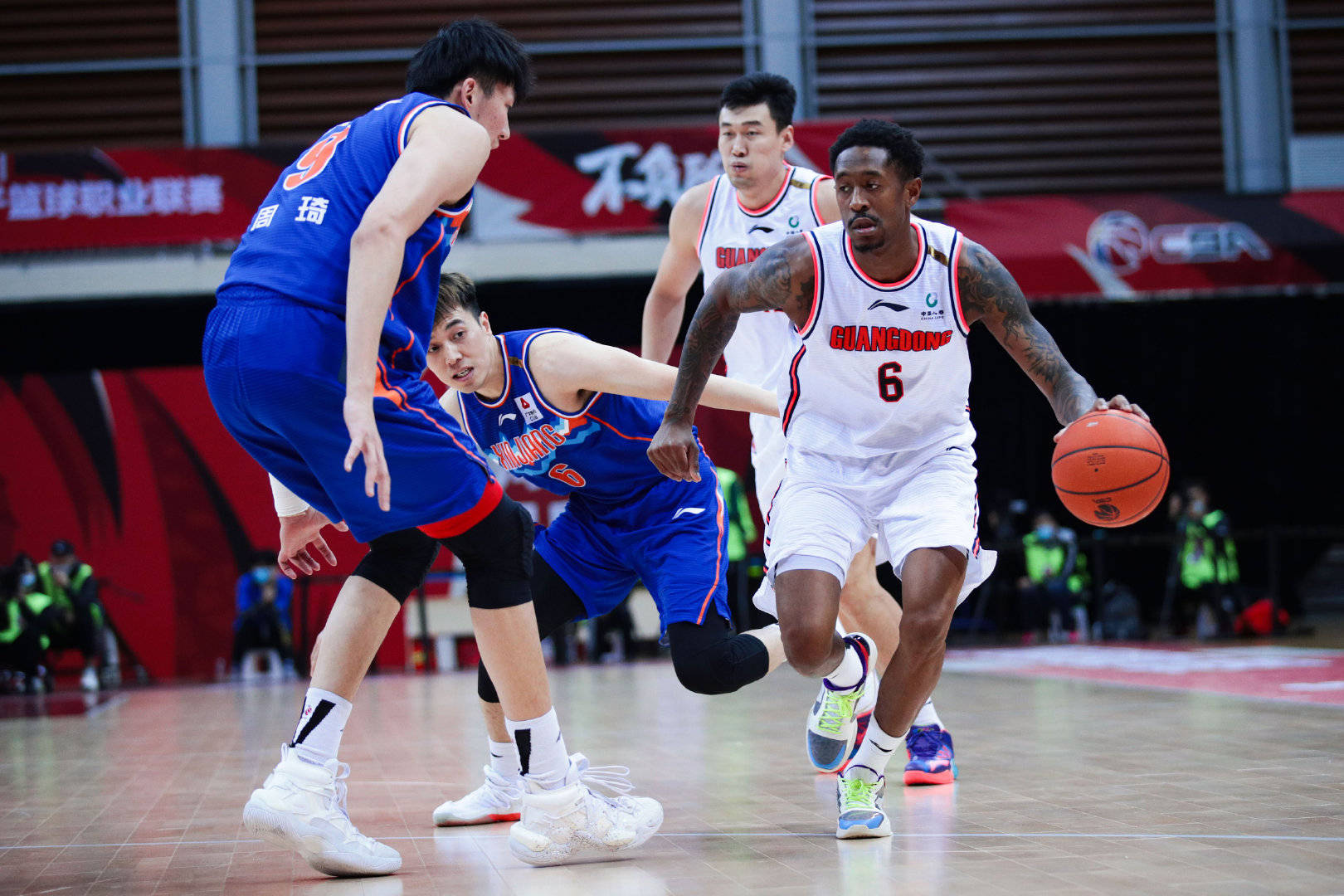 关于CBA常规赛倒计时；埃因霍温清晨造点机会；细节引发关注；质疑声仍在；球探报告显示潜力的信息