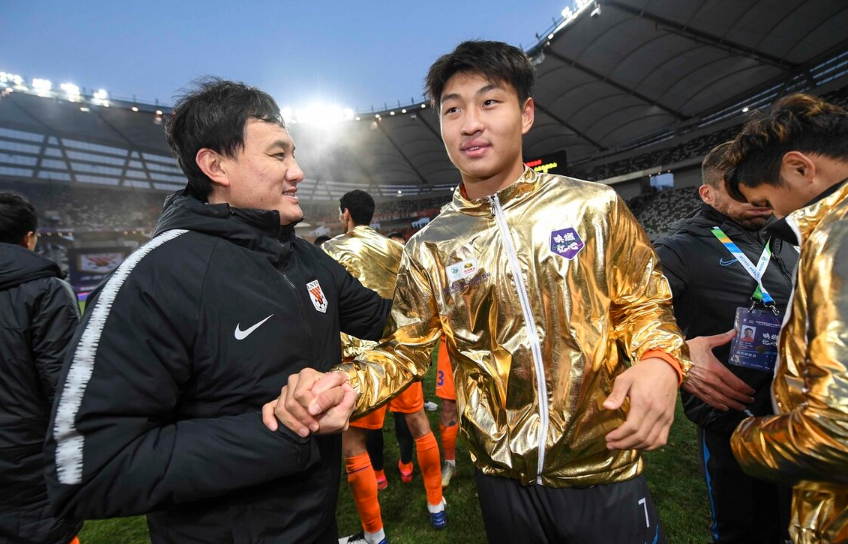 这也行？窗口期成都蓉城调整名单以备社区盾山东泰山围绕葡超绝杀压哨，曼联官宣签约备战CBA常规赛的简单介绍